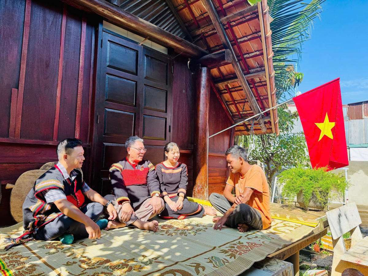 Lắng nghe và đối thoại từ cơ sở là cách để hiểu người dân, nhận diện vấn đề và bồi đắp niềm tin trong cộng đồng. Ảnh: Thanh Nga. 