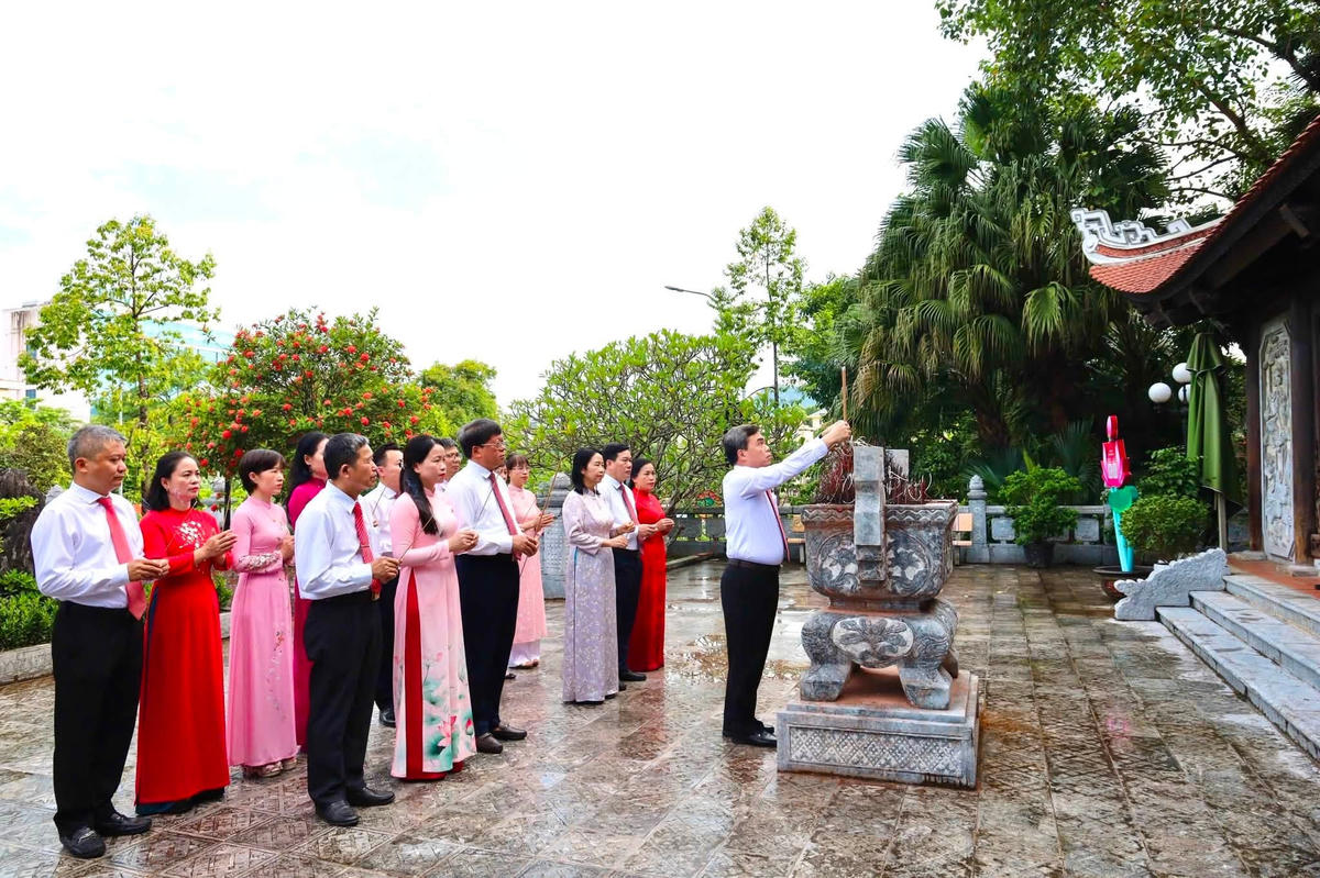  Đảng bộ MTTQ, các đoàn thể tỉnh Tuyên Quang  dâng hương tại Đền thờ Chủ tịch Hồ Chí Minh. Ảnh: MTTQ.