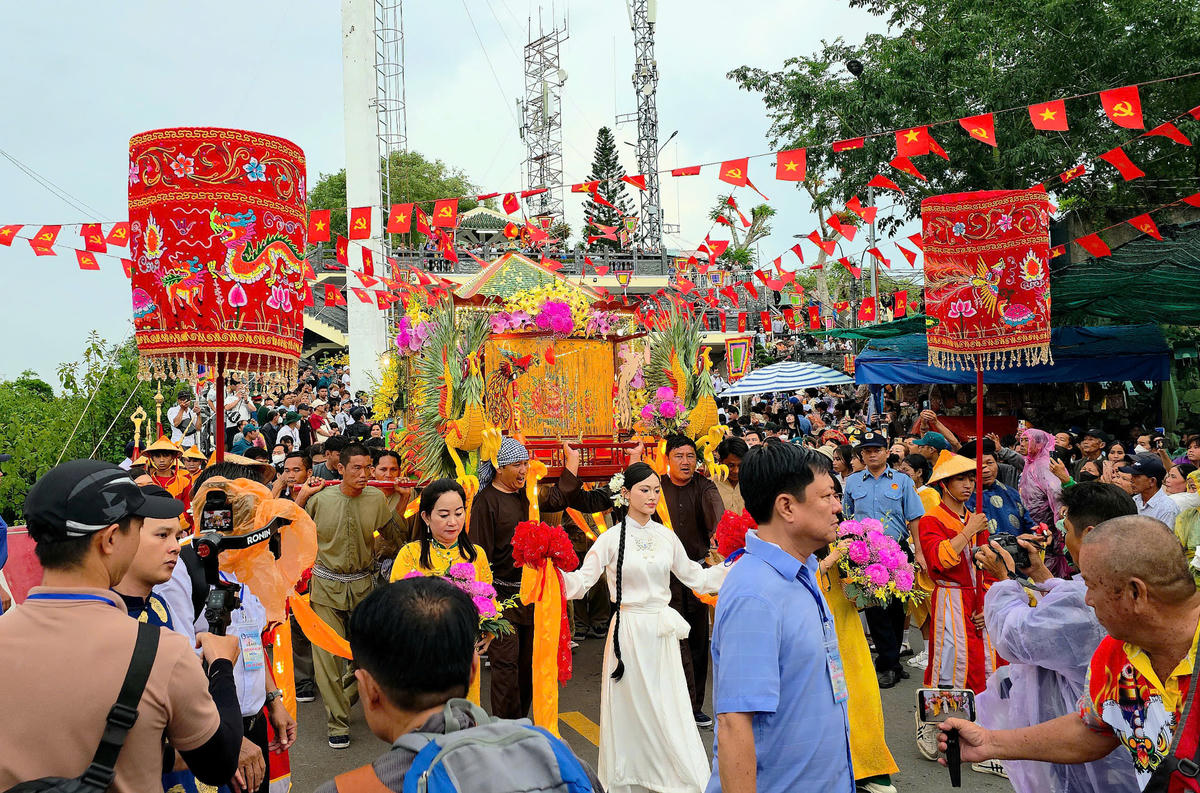 Lễ hội vía Bà Chúa Xứ núi Sam (diễn ra từ ngày 22 đến ngày 27/4 Âm lịch) được UNESCO ghi danh vào Danh sách Di sản văn hóa phi vật thể đại diện của nhân loại. Ảnh: Trung Phạm.