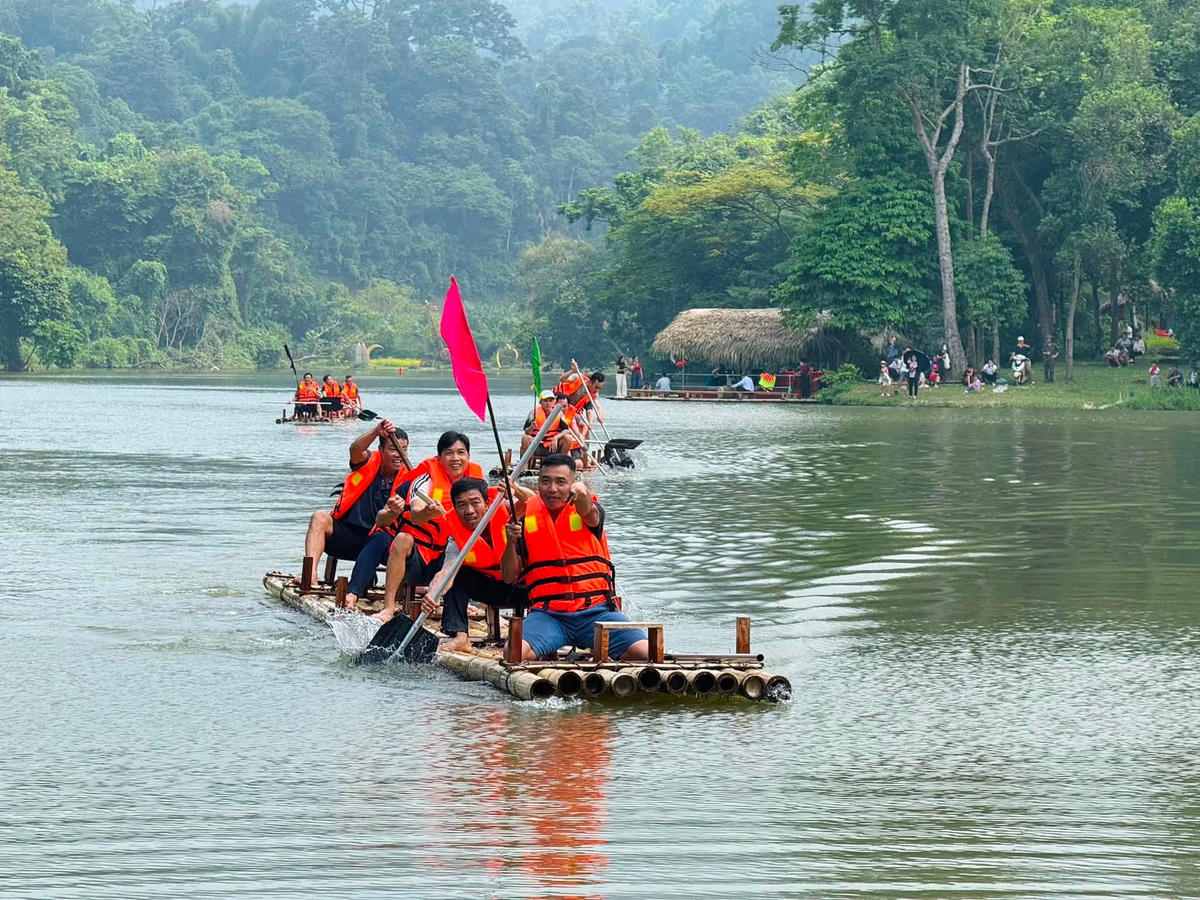 Du khách trải nghiệm bơi bè mảng trên hồ Nà Nưa.