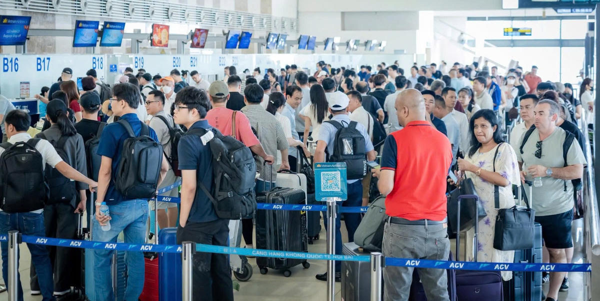 Hà Nội ngày đầu nghỉ lễ 2/9: Bến xe, nhà ga tăng khách, Cảng Hàng không Nội Bài thông thoáng