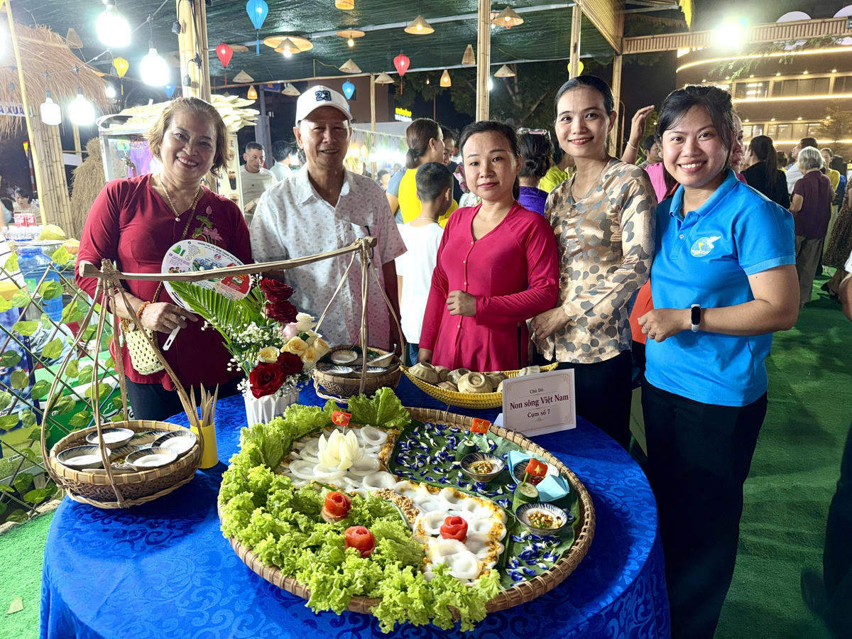 Hấp dẫn “Đấu trường bánh bèo” tại “Chợ phiên Làng trong phố”