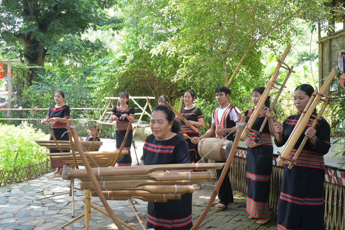 Nghệ nhân truyền dạy các giá trị văn hóa truyền thống cho thế hệ trẻ, góp phần gìn giữ và trao truyền sức sống của di sản. Ảnh: P. Sỹ.