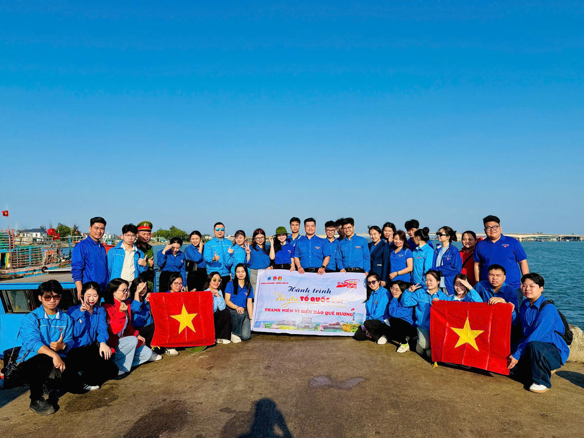 Lá cờ Tổ quốc luôn hiện hữu trên hành trình của các đoàn viên, thanh niên, như một lời nhắc nhớ về lòng yêu nước và khát vọng cống hiến của thế hệ trẻ hôm nay.