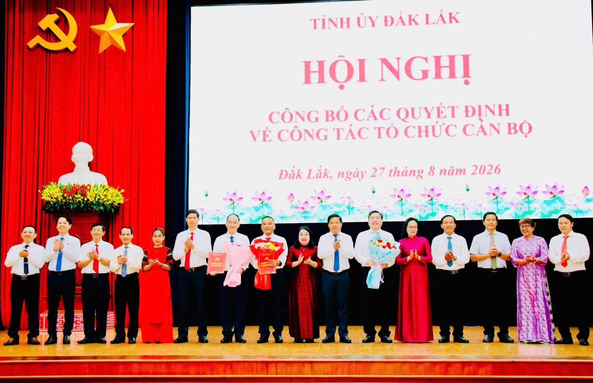 Đồng chí Lương Nguyễn Minh Triết và đồng chí Cao Thị Hòa An trao quyết định thí điểm thành lập Đảng bộ MTTQ, các đoàn thể tỉnh trực thuộc Tỉnh ủy. Ảnh: MT.