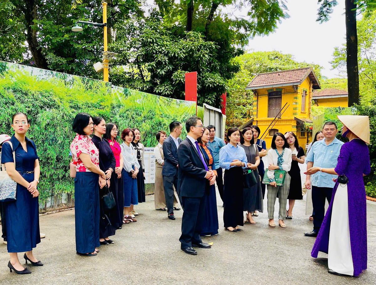 Chi bộ Ban Dân tộc và Tôn giáo, Đảng bộ Cơ quan Ủy ban Trung ương MTTQ Việt Nam tổ chức sinh hoạt chuyên đề thực tế tại Khu Di tích Chủ tịch Hồ Chí Minh tại Phủ Chủ tịch. Ảnh: PV