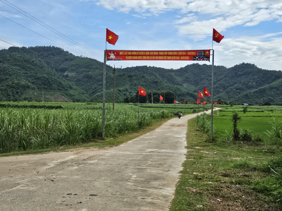 Đường cờ dẫn vào thôn 2/9 được trang trí để chào đón ngày Quốc khánh của đất nước.