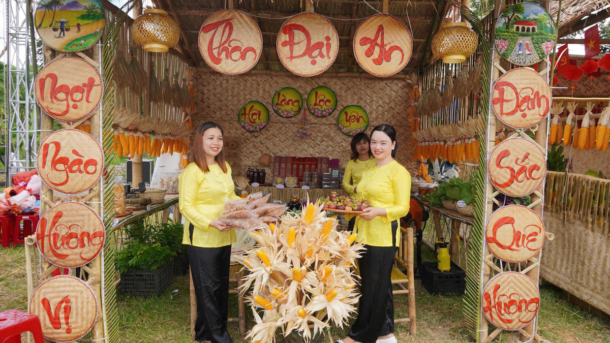 Các địa phương ở xã Thạnh Bình trưng bày các sản phẩm nhà nông. Ảnh: Tấn Thành.