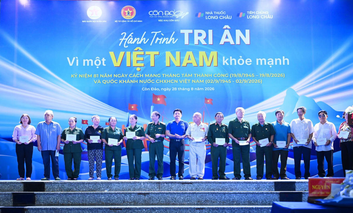 Các đơn vị trao quà tặng cho các cựu chiến binh, thương binh, bệnh binh, người có công với cách mạng, thân nhân liệt sĩ, người có hoàn cảnh khó khăn. Ảnh: Hoàng Khánh.