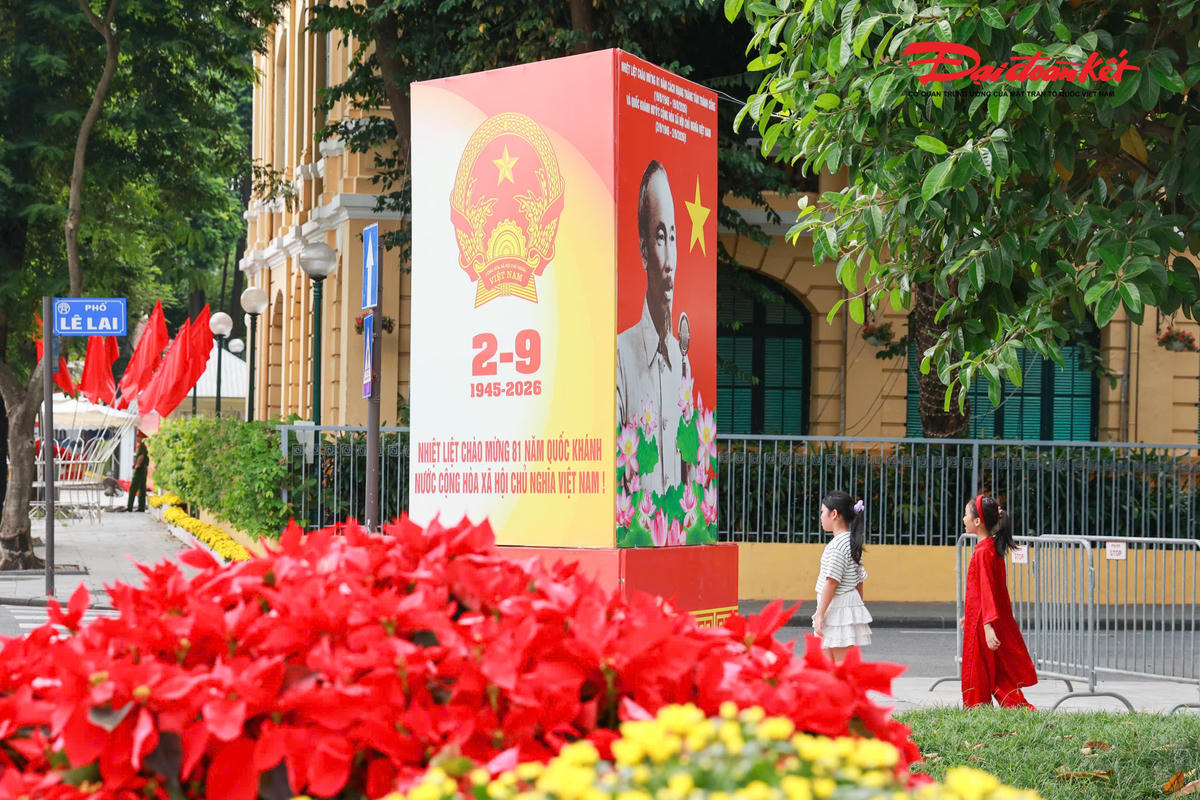 Những tuyến phố khu vực trung tâm được trang hoàng rực rỡ chào mừng 81 năm Cách mạng tháng Tám thành công và Quốc khánh 2/9