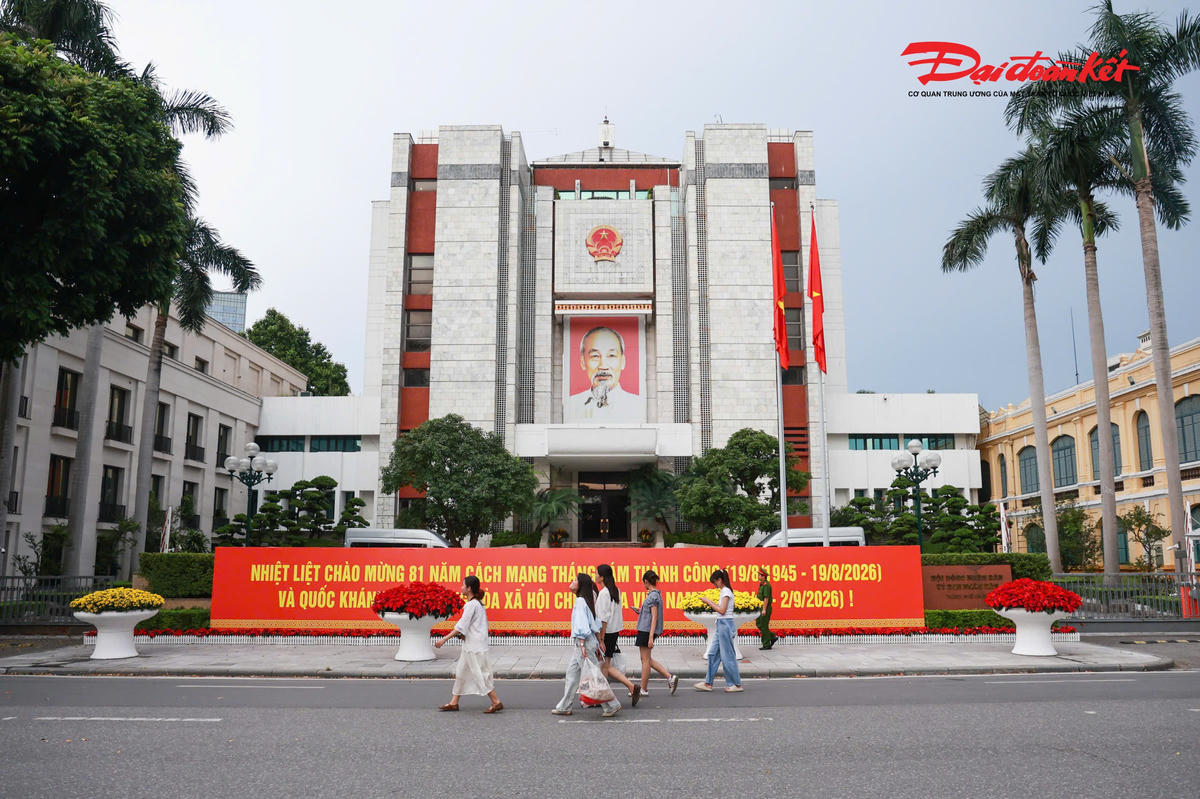 Khu vực phố Đinh Tiên Hoàng thu hút đông đảo người dân và du khách dịp nghỉ lễ Quốc khánh 2/9