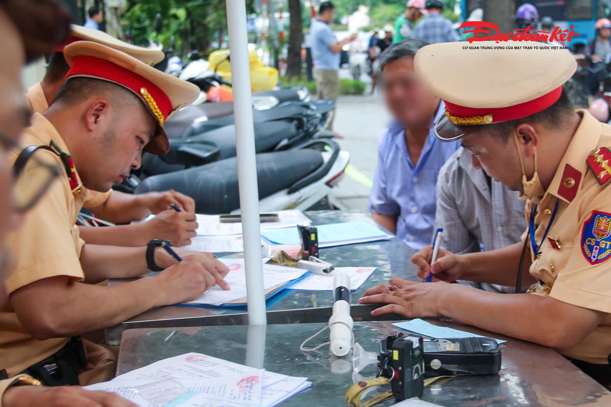 Trong khoảng 2 giờ, từ 12h30 đến 14h30, lực lượng chức năng đã phát hiện, lập biên bản xử lý 8 trường hợp người điều khiển xe mô tô vi phạm nồng độ cồn.