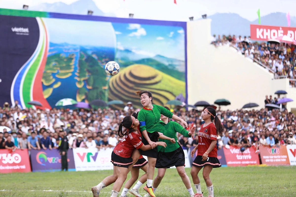 Pha đánh đầu cận thành của Bùi Thị Hồng, giúp Lục Yên vươn lên dẫn trước 2-1. Ảnh: BTC cung cấp.
