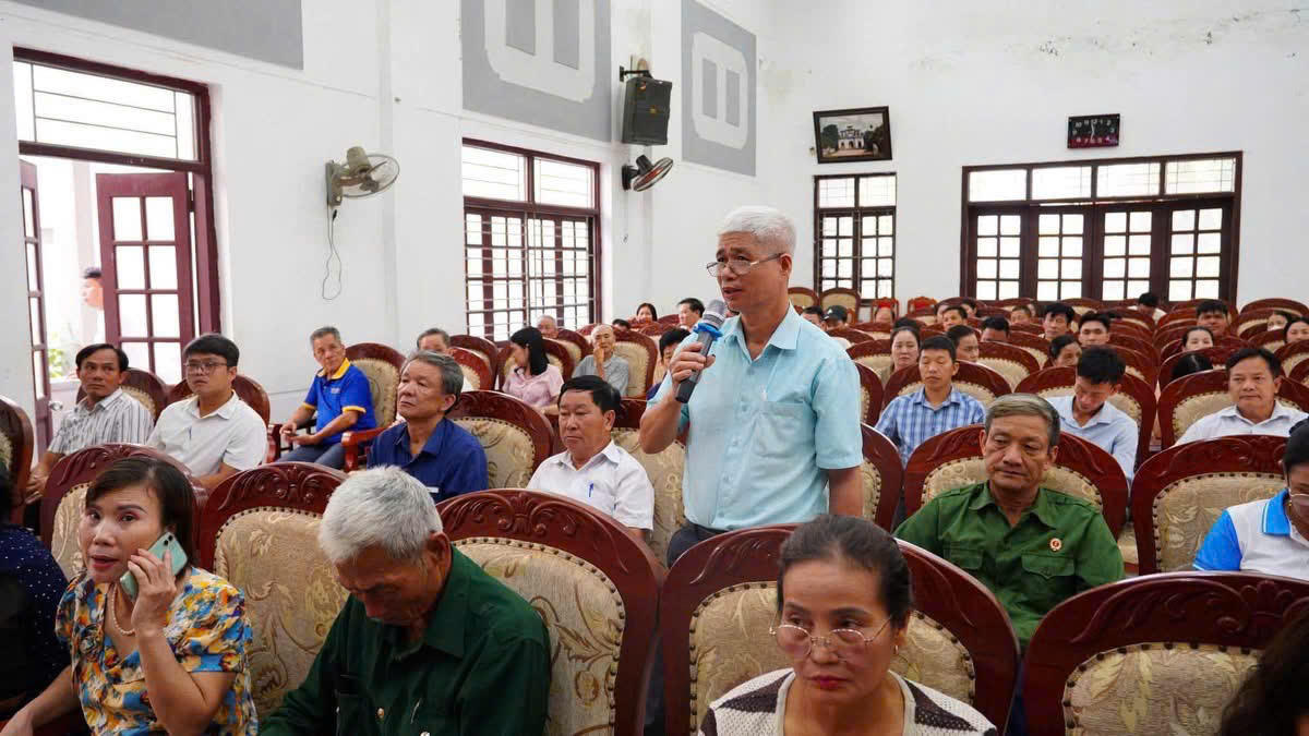 Người dân xã Việt Tiến (Hưng Yên) nêu ý kiến tại diễn đàn “Tháng nghe dân nói”.