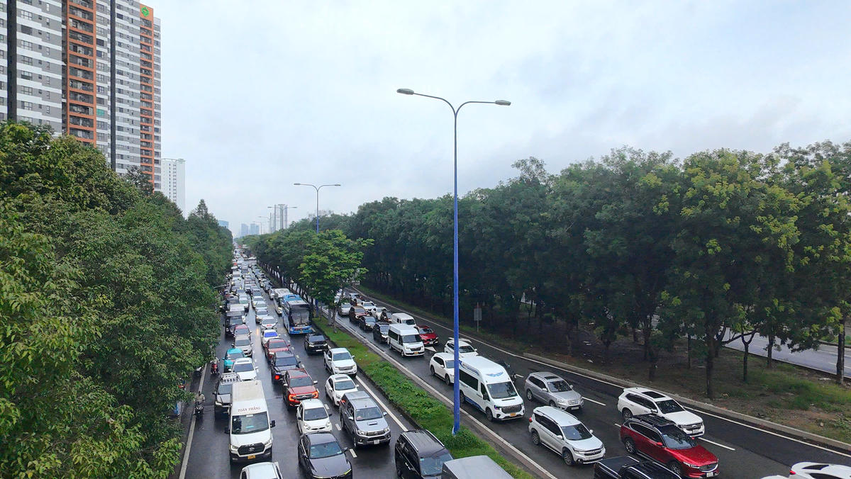 Đường Mai Chí Thọ dẫn vào cao tốc TPHCM-Long Thành đông đúc phương tiện. Ảnh: H.N.
