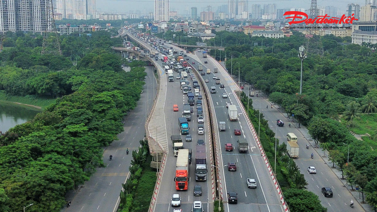 Từ sáng sớm 29/8, người dân bắt đầu rời Hà Nội về quê hoặc đi du lịch khiến lưu lượng phương tiện trên nhiều tuyến đường hướng ra ngoại thành tăng cao. Tại một số cửa ngõ như Pháp Vân - Cầu Giẽ, Quốc lộ 1A, Quốc lộ 6, Quốc lộ 32..., các phương tiện nối nhau di chuyển nhưng vẫn được duy trì ổn định.