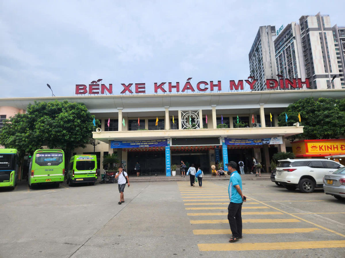Bên ngoài sảnh bến xe Mỹ Đình khá vắng. Ảnh: Đạt Lê
