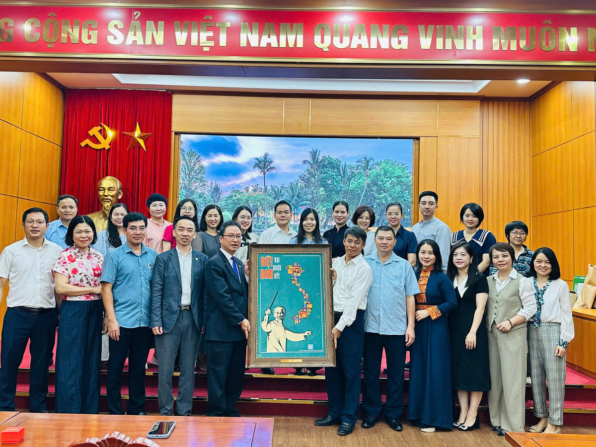 Chi bộ Ban Dân tộc và Tôn giáo trao tặng Ban Giám đốc Khu Di tích Chủ tịch Hồ Chí Minh tác phẩm tranh nghệ thuật Nano Airpurity “Bản đồ Việt Nam Đại Đoàn Kết”. Ảnh: PV