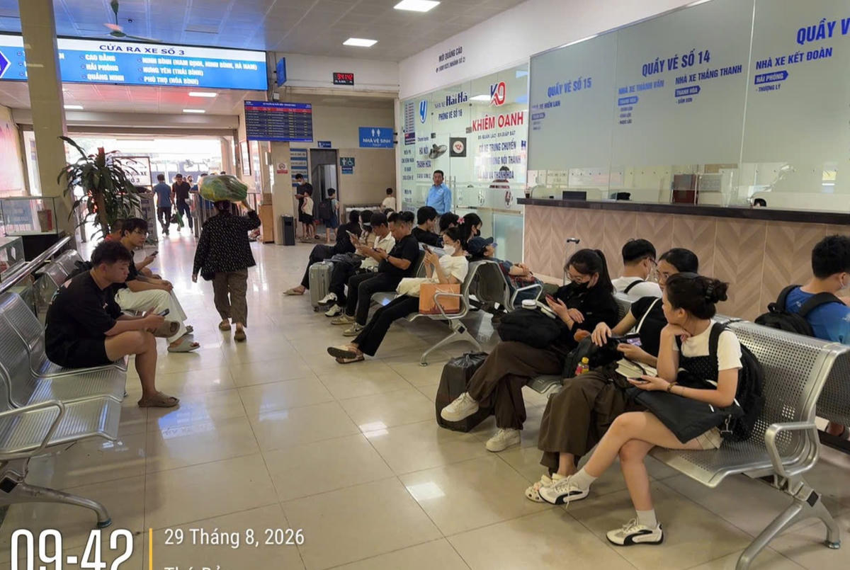 Lượng khách đến bến xe chỉ tăng nhẹ so với ngày thường. Ảnh: Đạt Lê