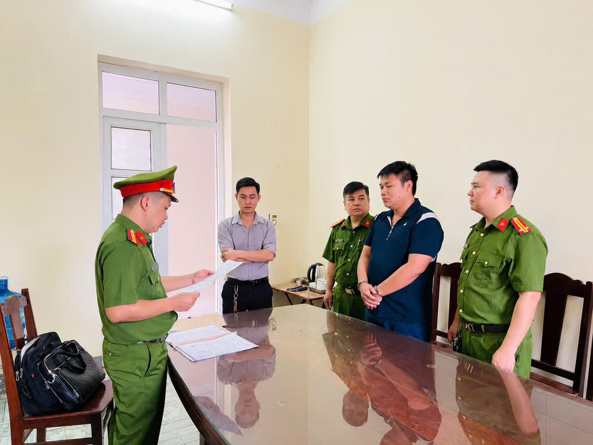 Lực lượng chức năng đọc các quyết định liên quan đến Lê Văn Tâm. Ảnh: Công an tỉnh Phú Thọ.