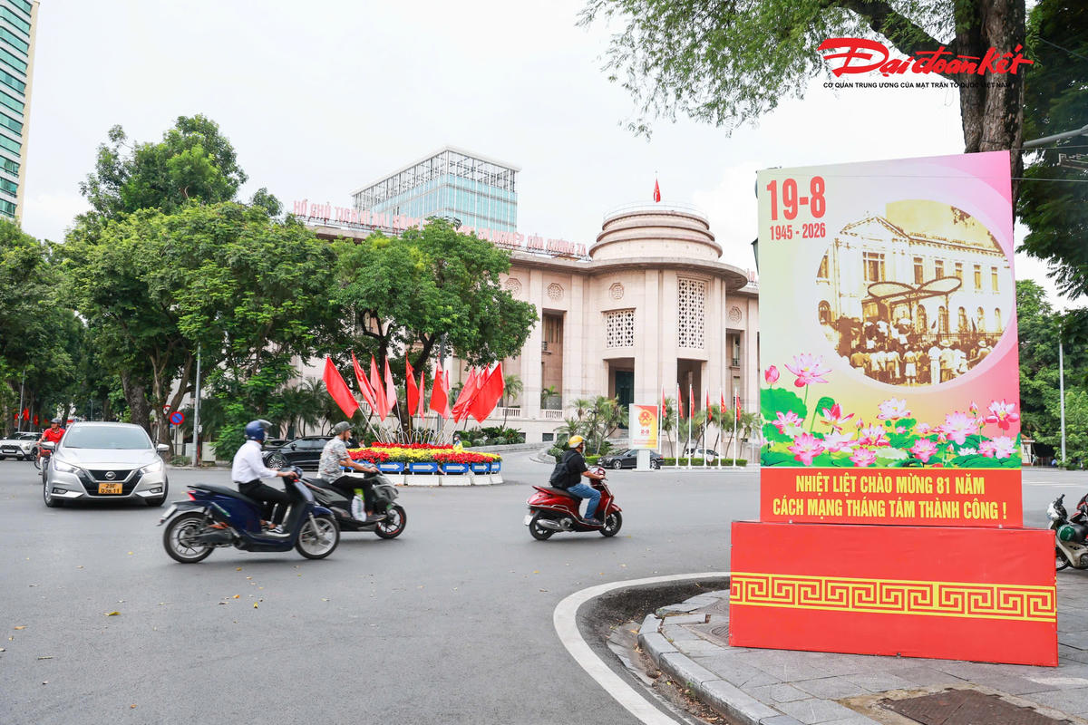 Những tuyến phố khu vực trung tâm được trang hoàng rực rỡ chào mừng 81 năm Cách mạng tháng Tám thành công và Quốc khánh 2/9
