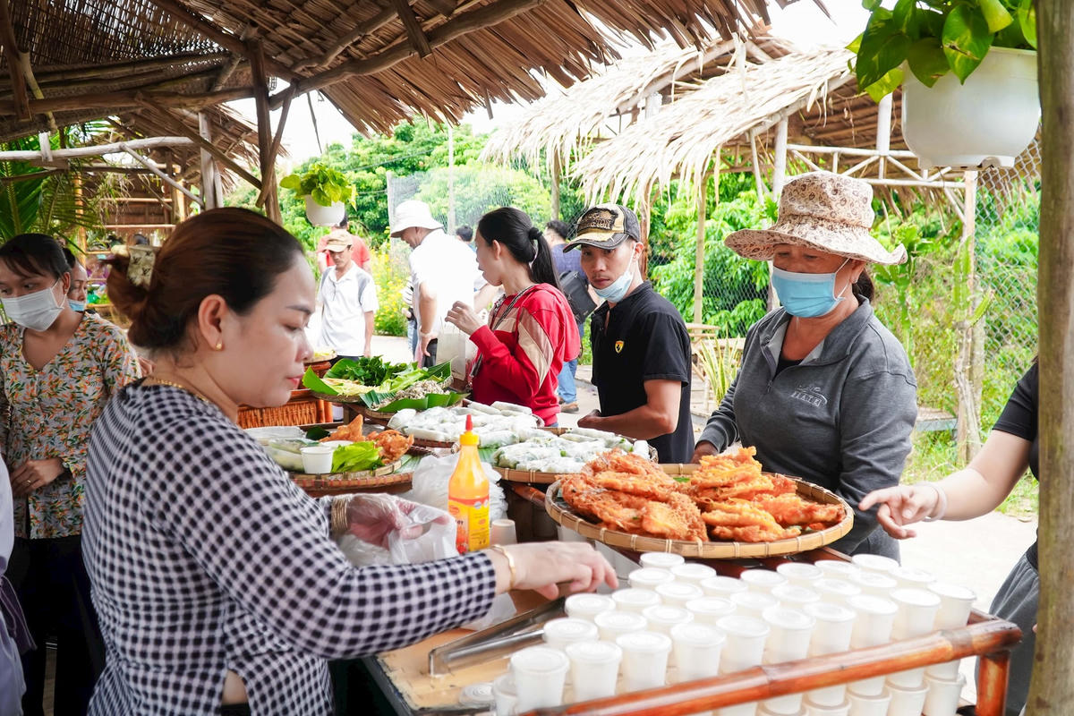 Điểm chung của các phiên chợ mô hình chợ dân dã tái hiện không gian làng quê xưa, bán các món ăn dân gian, rau củ sạch và giữ gìn nét văn hóa miệt vườn đặc trưng. Ảnh: Thanh Tiến
.