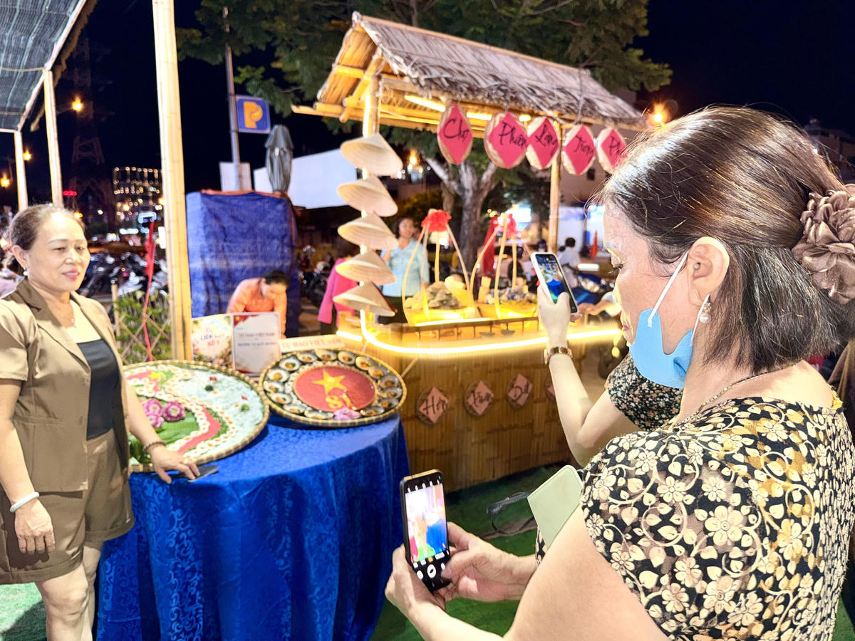 Hấp dẫn “Đấu trường bánh bèo” tại “Chợ phiên Làng trong phố”