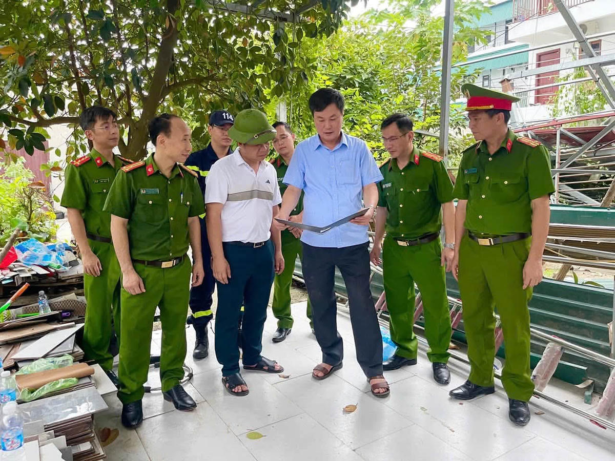 Lãnh đạo Công an tỉnh Phú Thọ có mặt tại hiện trường điều tra nguyên nhân. Ảnh: Công an tỉnh Phú Thọ.
