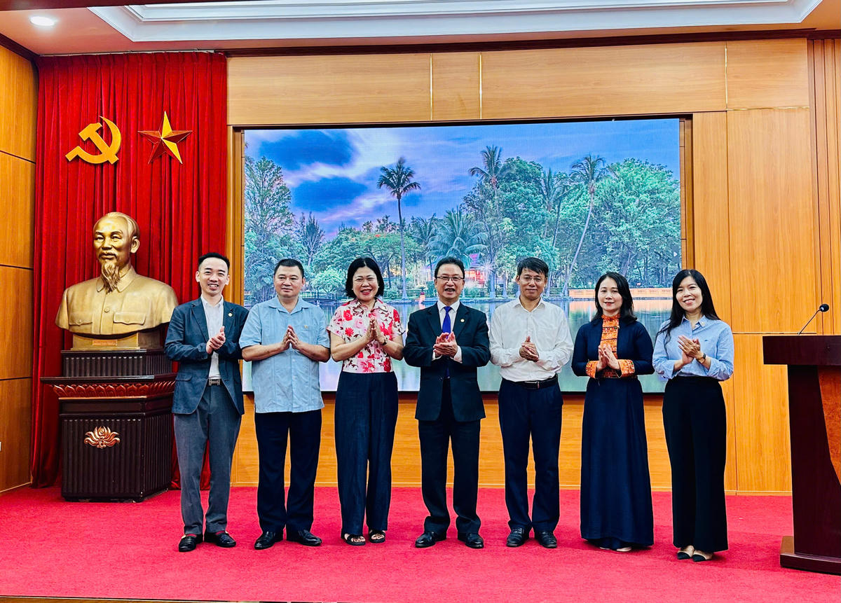 Chi bộ Ban Dân tộc và Tôn giáo, Đảng bộ Cơ quan Ủy ban Trung ương MTTQ Việt Nam tổ chức sinh hoạt chuyên đề thực tế  tại Khu Di tích Chủ tịch Hồ Chí Minh tại Phủ Chủ tịch. Ảnh: PV