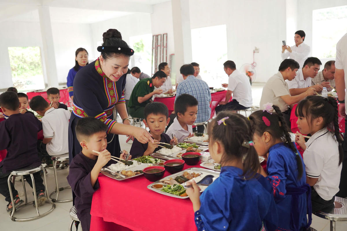 Bữa ăn cho các em học sinh được quan tâm đặc biệt.
