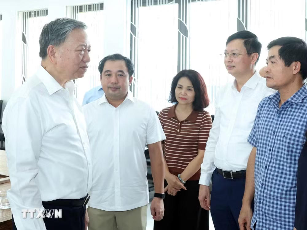 Tổng Bí thư, Chủ tịch nước Tô Lâm cùng các đồng chí lãnh đạo thành phố, phường và thầy cô giáo tại Trường THPT Hoàng Quán Chi, phường Yên Hòa. (Ảnh: Thống Nhất/TTXVN).