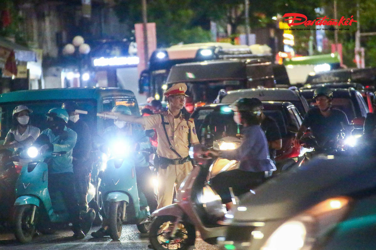 Phía sau những tuyến đường được duy trì thông suốt là những ca trực kéo dài, những giờ đứng giữa nắng nóng, khói bụi và dòng phương tiện đông đúc. Khi nhiều người bắt đầu hành trình về quê, đi du lịch và tận hưởng kỳ nghỉ lễ, những người làm nhiệm vụ giao thông vẫn ở lại trên đường.
