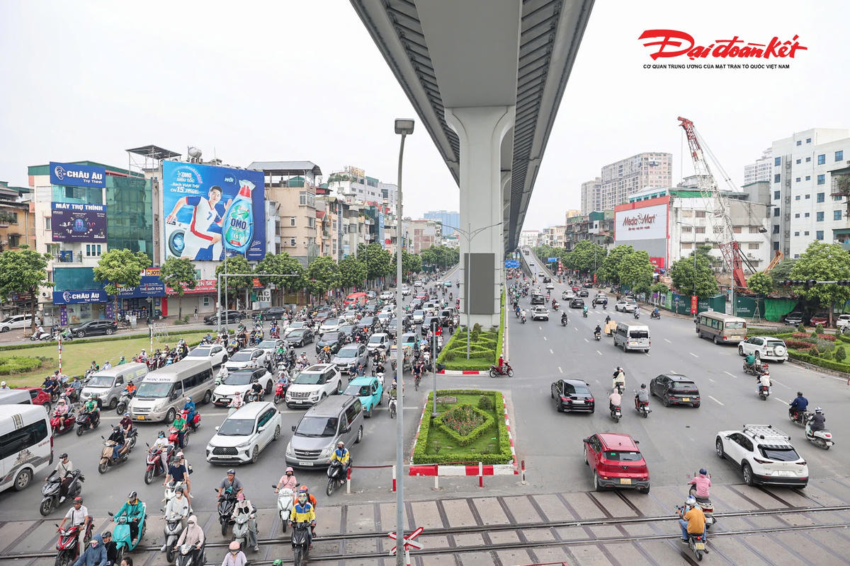 Giao thông trên tuyến Vành đai 2 khá ổn định, các phương tiện di chuyển thuận lợi, không xảy ra ùn tắc.