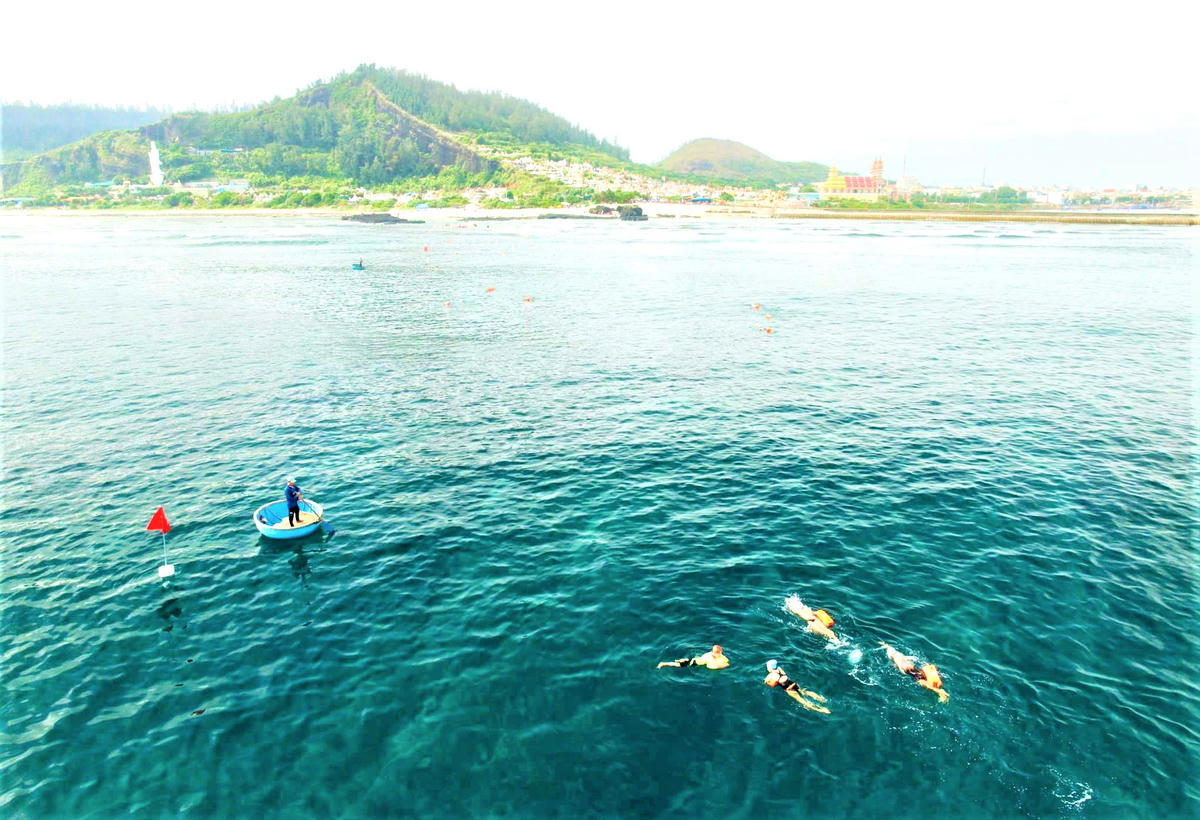 Đặc khu Lý Sơn nhìn từ xa. Ảnh: Tấn Thành
.
