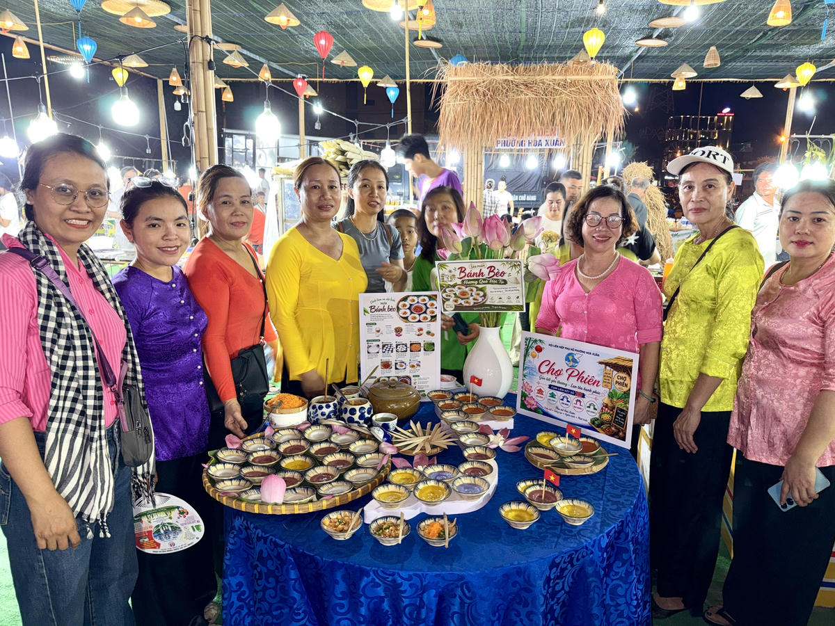 Hấp dẫn “Đấu trường bánh bèo” tại “Chợ phiên Làng trong phố”