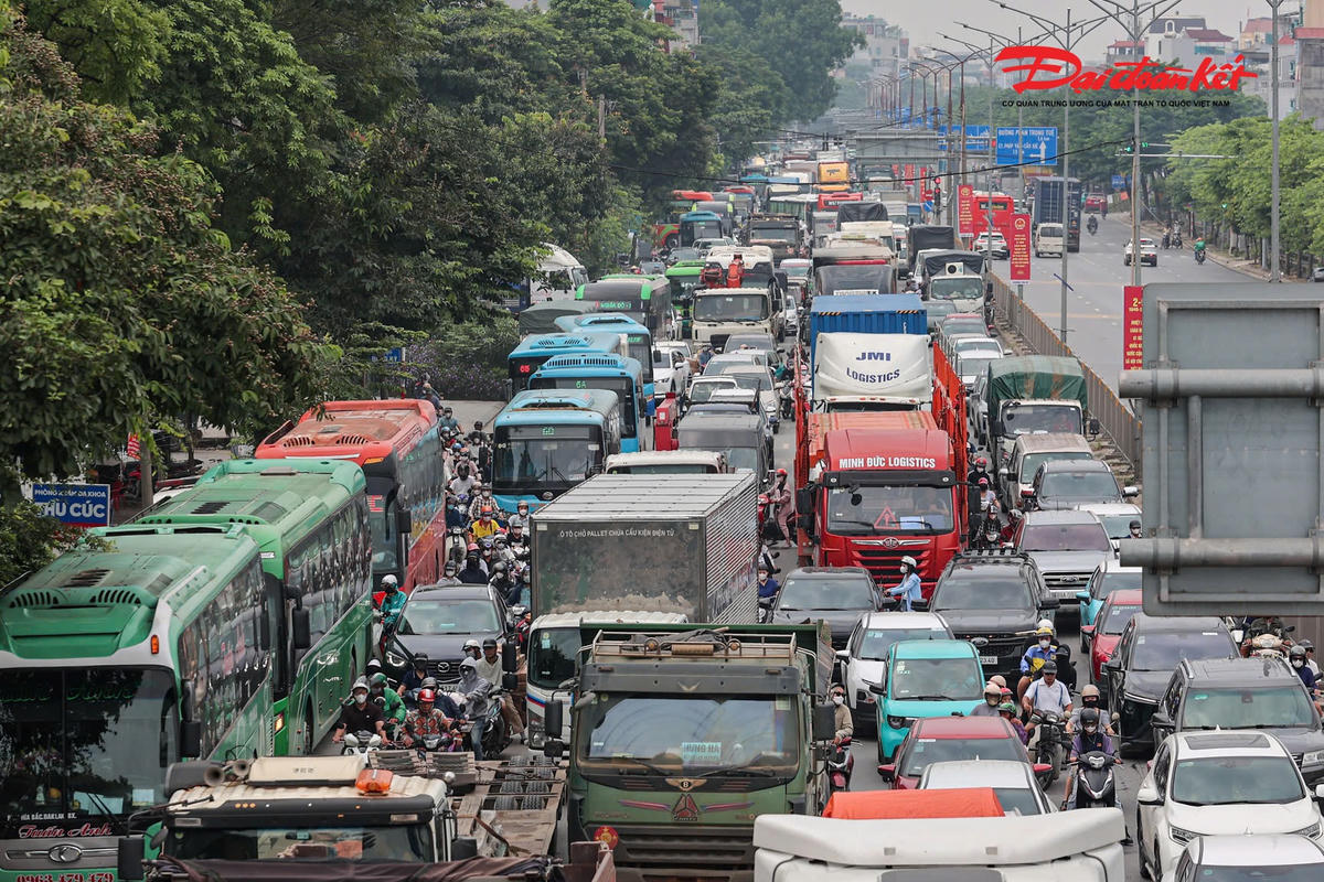 Tại các cửa ngõ phía Nam, dù lượng phương tiện từ trung tâm Hà Nội đổ ra ngoài thành phố đông hơn ngày thường, nhưng nhờ chủ động phương án phân luồng và điều tiết, giao thông vẫn được duy trì.