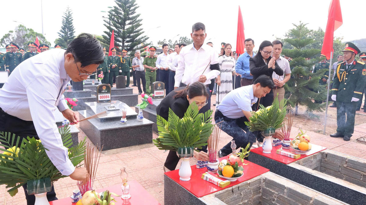 3 hài cốt liệt sĩ được các đại biểu, lực lượng vũ trang và nhân dân trang trọng tiễn đưa về an táng tại Nghĩa trang Liệt sĩ xã Krông Bông. Ảnh: Phan Tuân.