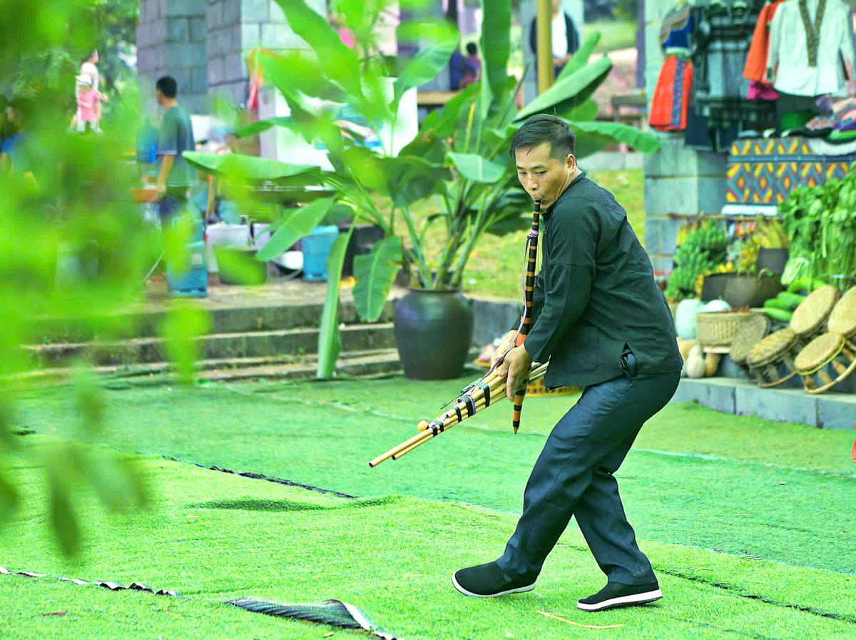 Không gian chợ phiên vang tiếng khèn.
