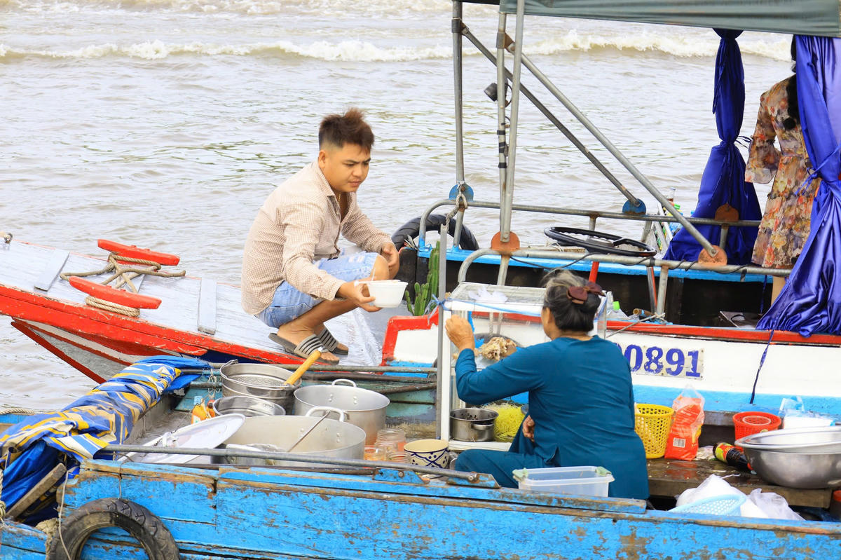  Du khách có thể trải nghiệm bữa sáng ngay trên sông. Ảnh: Quốc Trung
.