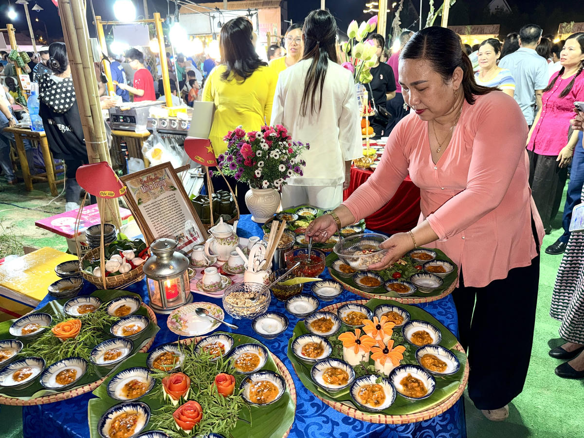 Hấp dẫn “Đấu trường bánh bèo” tại “Chợ phiên Làng trong phố”