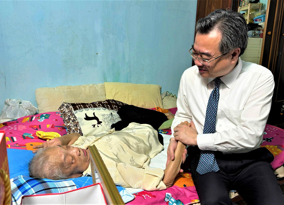 Trưởng ban Chính sách, chiến lược Trung ương Nguyễn Thanh Nghị trao tặng Huy hiệu 80 năm tuổi Đảng cho đảng viên lão thành Huỳnh Thị Cạnh. Ảnh: ĐS.