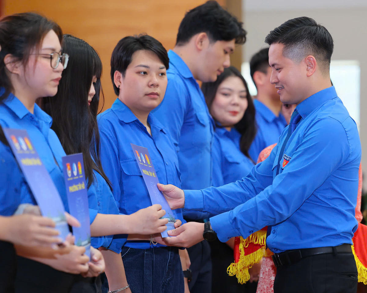 Phó Chủ tịch Thường trực Ủy ban MTTQ Việt Nam phường, Bí thư Đoàn Thanh niên phường Tây Hồ Đinh Ngọc Thanh trao khen thưởng tới các bạn trẻ. Ảnh: PV