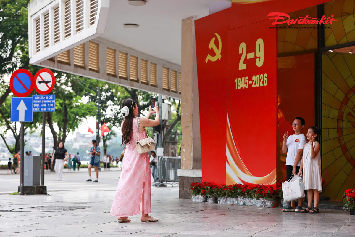 Đông đảo người dân du khách có mặt tại khu vực quanh Hồ Gươm trong dịp nghỉ lễ Quốc khánh 2/9
