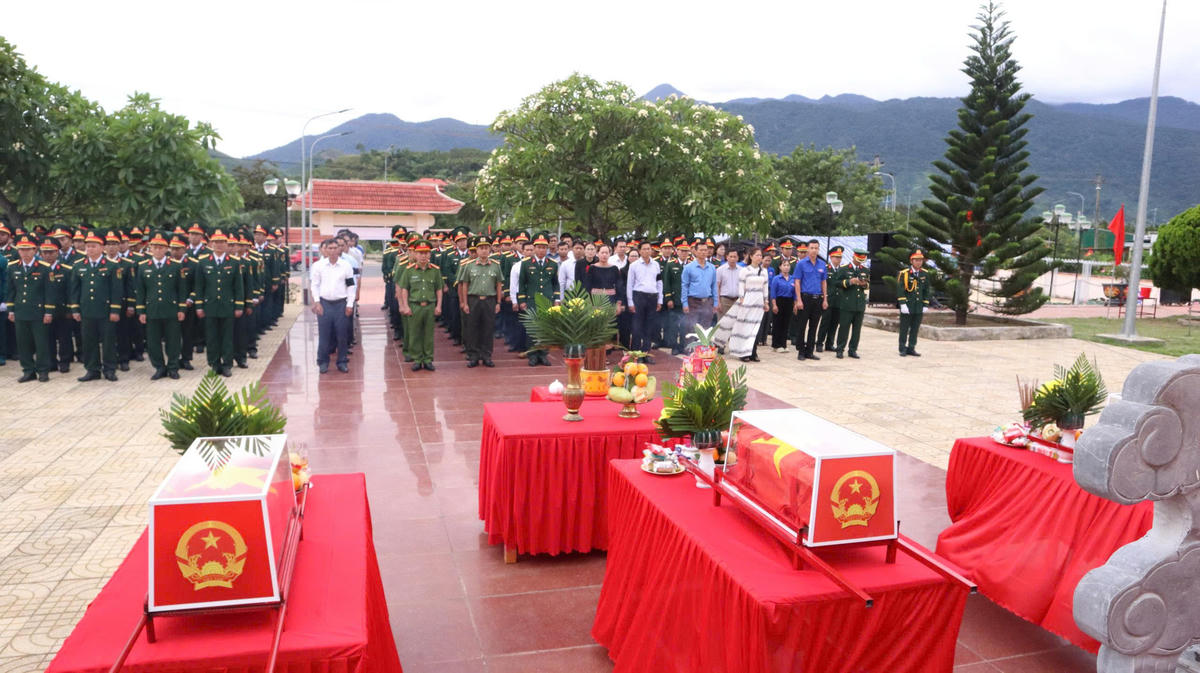 Lễ viếng, truy điệu và an táng 3 hài cốt liệt sĩ vừa được tìm kiếm, quy tập tại khu vực núi Cư Jú (núi Đá Đen), dưới chân dãy Chư Yang Sin. Ảnh: Phan Tuân.