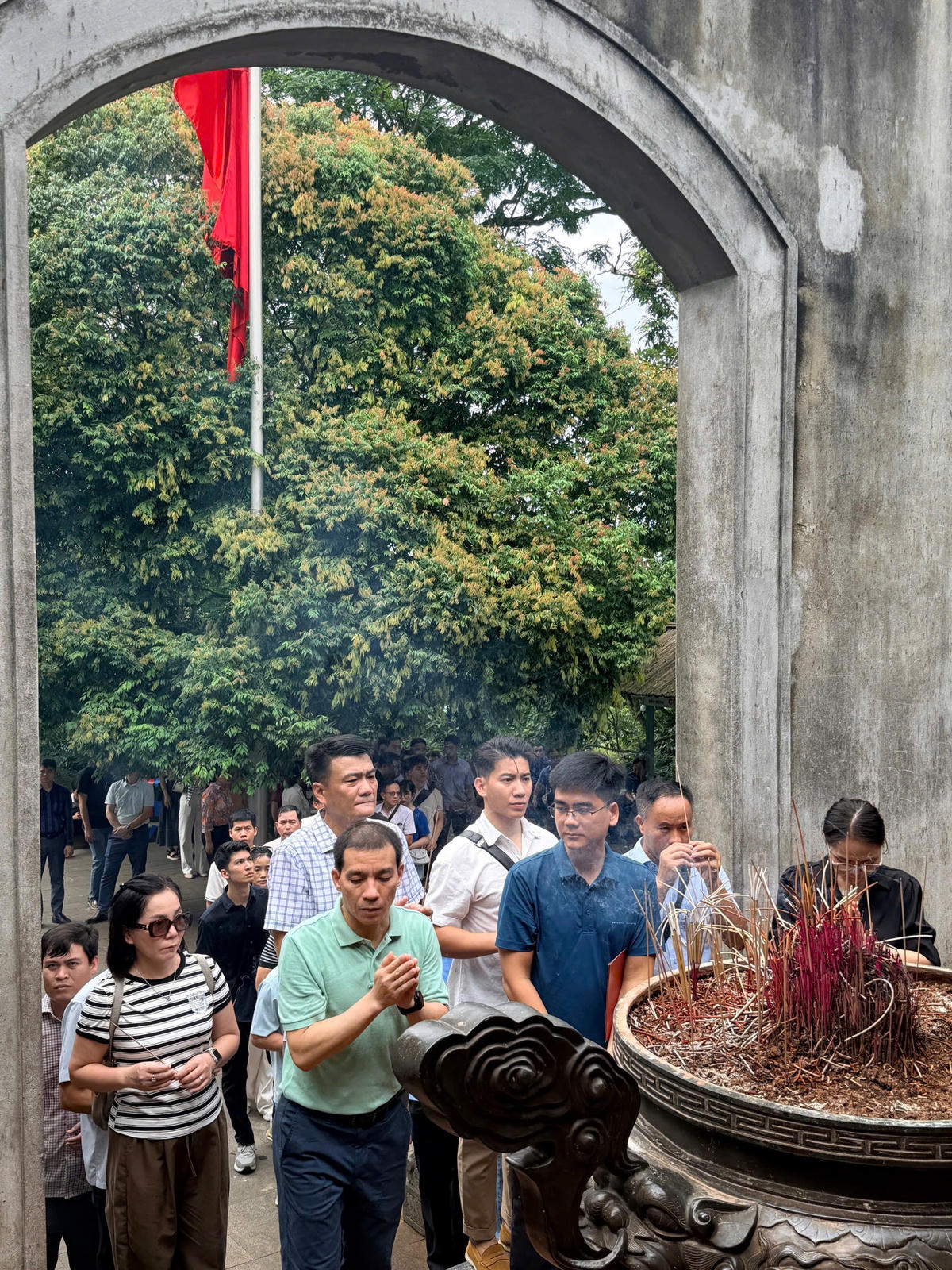 Du khách và người dân thắp hương tại Đền Hùng. Ảnh: TD.