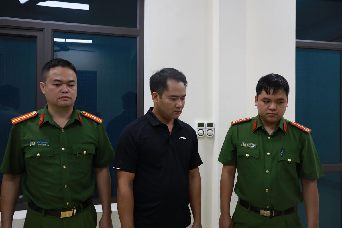 Nguyễn Văn Anh (ở giữa) làm việc với lực lượng chức năng. Ảnh: Công an tỉnh Lào Cai.