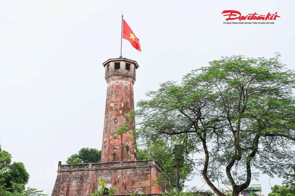 Hà Nội đón Quốc khánh bằng những hình ảnh bình dị mà thiêng liêng – nơi mỗi lá cờ đỏ sao vàng cùng hòa chung nhịp đập với niềm tự hào của hàng triệu người dân Việt Nam.