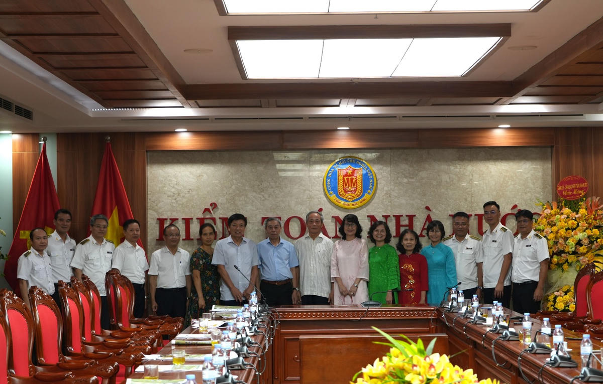 Ban lãnh đạo Vụ Tổng hợp chụp ảnh lưu niệm cùng các đại biểu