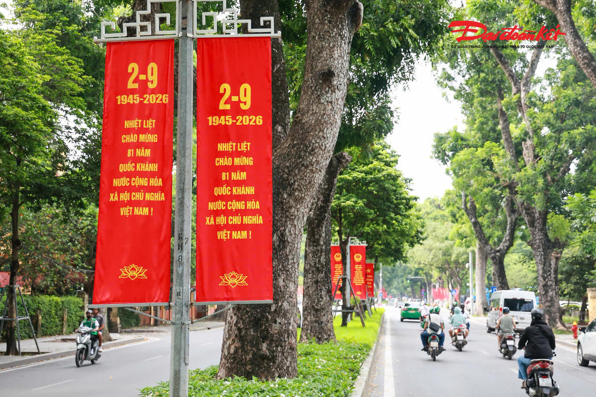 Những tấm băng rôn chào mừng 81 năm Cách mạng tháng Tám thành công và Quốc khánh 2/9 trên phố Hoàng Diệu