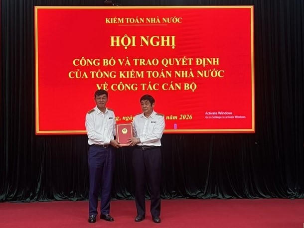 Phó Tổng Kiểm toán nhà nước Doãn Anh Thơ trao Quyết định cho ông Nguyễn Huy Hải. Ảnh: KTNN khu vực III